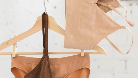 merino yünü kadın iç giyim ürünleri, askıda farklı renk ürünler