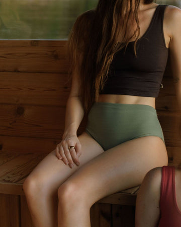 sağlıklı nefes alan merino yününden iç çamaşırı, yeşil renk ürün model üzerinde